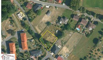 Předmětem prodeje je stavební pozemek o výměře 895m2, na pěk