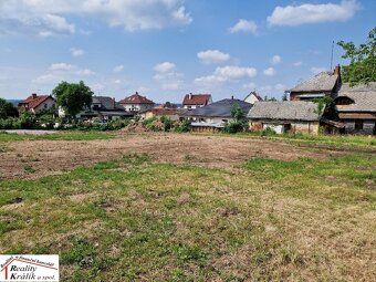 Předmětem prodeje je stavební pozemek o výměře 987m2, na pěk