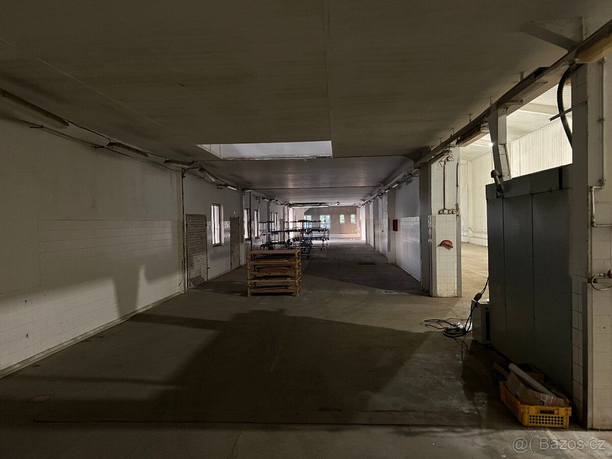 Pronájem skladů v Uničově.
Rozměry: 54 x 7 x 6m (výška, šířk