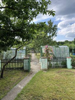 Nabízíme k prodeji zahradu o ploše 412 m2 s chatkou o užitné