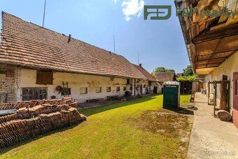 K prodeji nabízíme prostornou zemědělskou usedlost na samotn