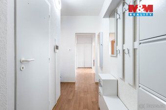 Nabízíme k prodeji tento světlý a velmi dobře udržovaný byt 