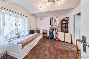 FOR SALE LARGE HOUSE WITH COMMERCIAL SPACES AND APARTMENT