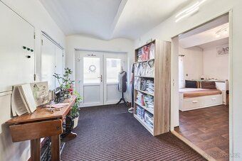 FOR SALE LARGE HOUSE WITH COMMERCIAL SPACES AND APARTMENT