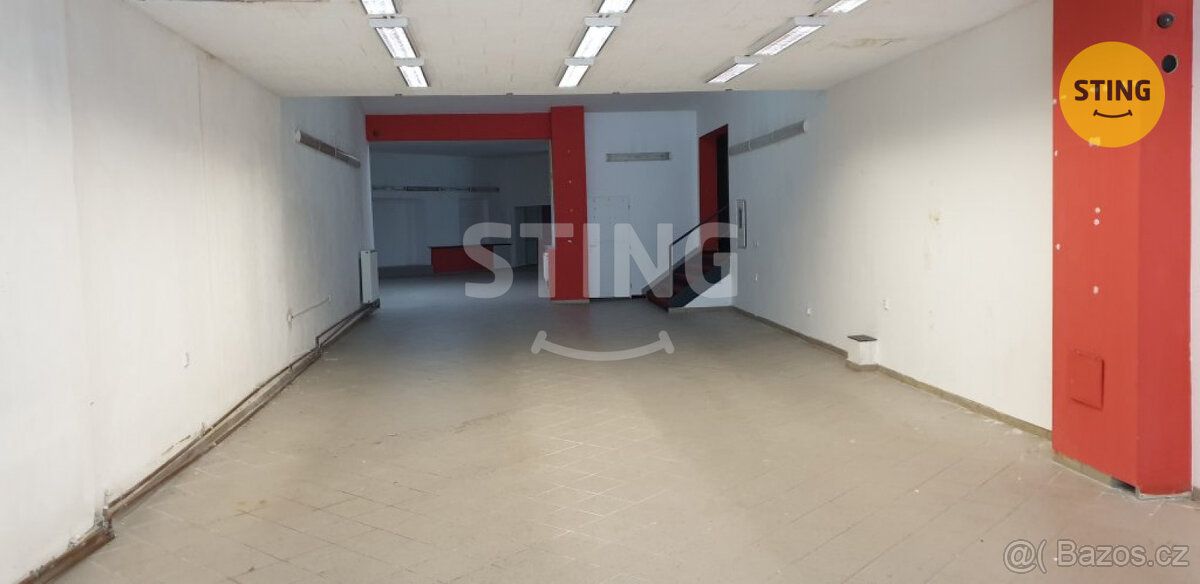 Předmětem pronájmu jsou bezbariérové obchodní prostory v ruš
