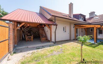 Продається односімейний будинок з господарськими будівлями
