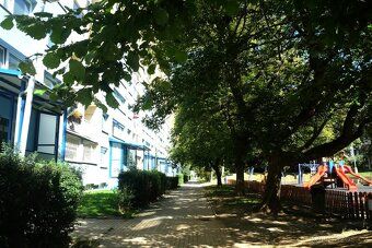 We offer long-term rental of a bright and fully furnished
