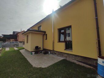 Byt se nachází v prvním patře cihlového domu. Kuchyňská link