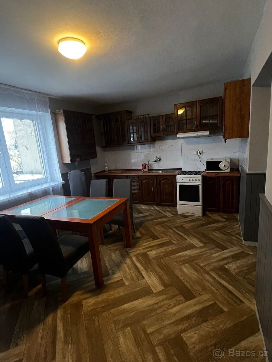 Pronájmu zařízené první patro rodinného domu 3+1, 90m se zah