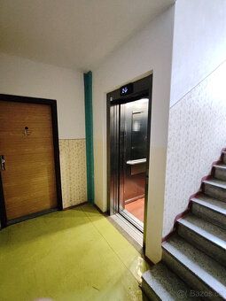Byt v PŮVODNÍM udržovaném STAVU. K bytu náleží balkón a skle