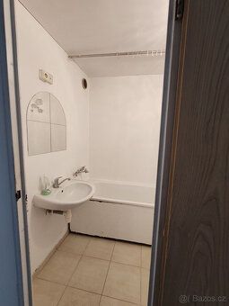 Byt v PŮVODNÍM udržovaném STAVU. K bytu náleží balkón a skle