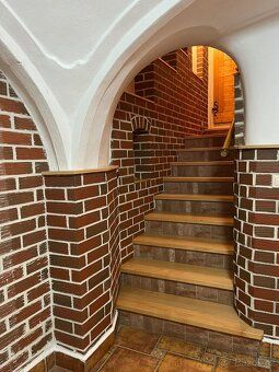 Oferuję na sprzedaż wyjątkowy dom z podcieniem (arkadą) o