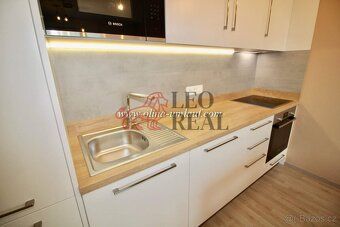 Luxusní designový byt 2+kk (63 m²) s lodžií, šatnou a parkov