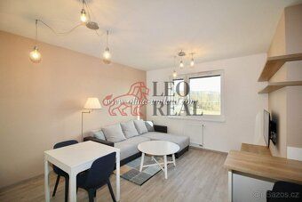 Luxusní designový byt 2+kk (63 m²) s lodžií, šatnou a parkov