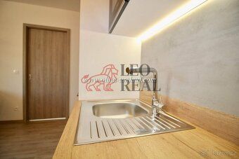 Luxusní designový byt 2+kk (63 m²) s lodžií, šatnou a parkov