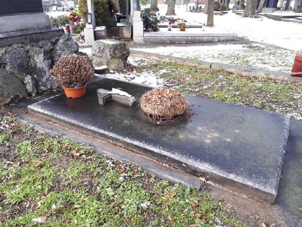 Sprzedam rodzinną kryptę grobową o powierzchni 12 m² (3 x 4