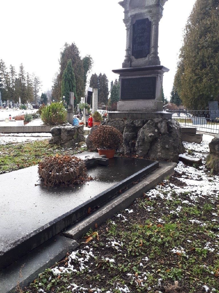Sprzedam rodzinną kryptę grobową o powierzchni 12 m² (3 x 4