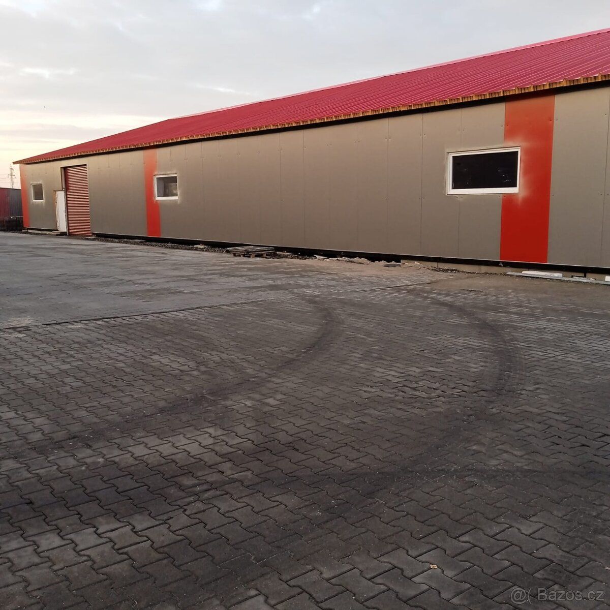We offer for rent an insulated hall located in a logistics