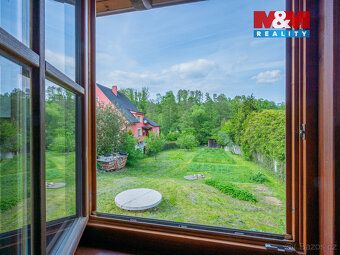 Nabízíme k prodeji rodinný soběstačný dům z přírodních mater