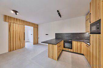 Na sprzedaż oferujemy dom z 2 apartamentami, położony w