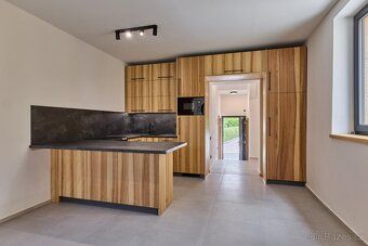 Na sprzedaż oferujemy dom z 2 apartamentami, położony w