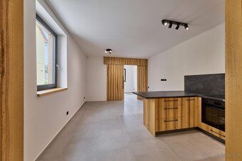 Na sprzedaż oferujemy dom z 2 apartamentami, położony w