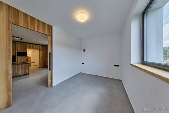 Na sprzedaż oferujemy dom z 2 apartamentami, położony w