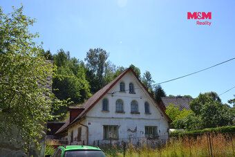 Rodinný dům Hronov v části obce Zbečník. Dům obsahuje bytovo