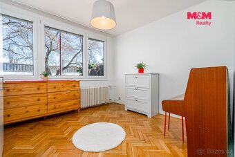 Oferujemy na sprzedaż jasne mieszkanie o układzie 3+1 z