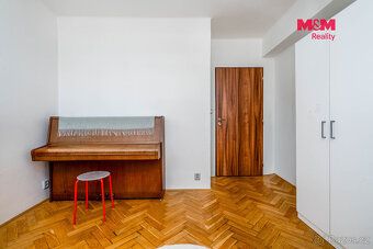 Oferujemy na sprzedaż jasne mieszkanie o układzie 3+1 z