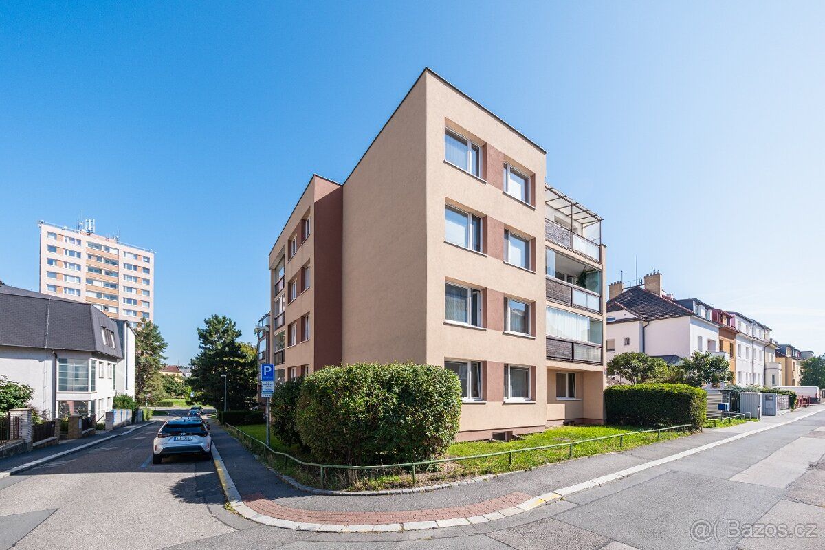 Family apartment 3+1 sq m, 10 minutes by car from the city