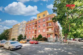 We offer a 2 + 1 flat located at half underground level in