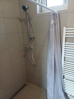 I offer a room for rent in a newly renovated apartment in