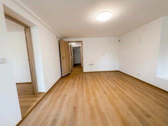 I am offering for sale a very pleasant and bright studio