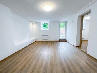 I am offering for sale a very pleasant and bright studio