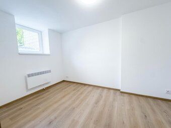 I am offering for sale a very pleasant and bright studio