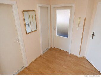 We offer for sale a bright and spacious apartment in