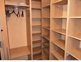 We offer for sale a bright and spacious apartment in