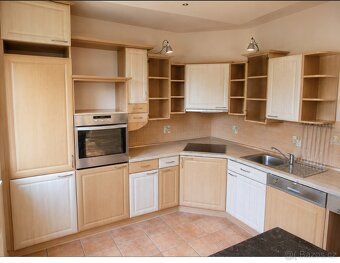 We offer for sale a bright and spacious apartment in