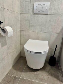 We offer you this spacious, bright apartment available for