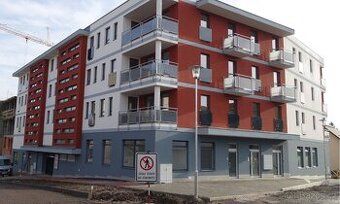 I am renting out 1 + kk. Internet included in price. Ample