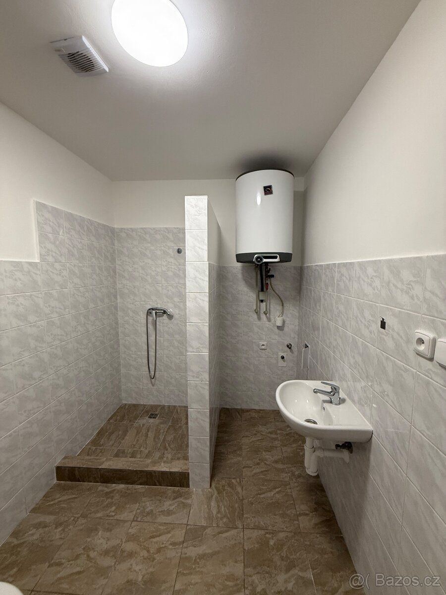 I am renting out 1 + kk. Internet included in price. Ample