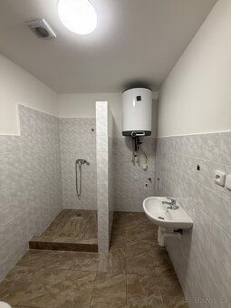 I am renting out 1 + kk. Internet included in price. Ample