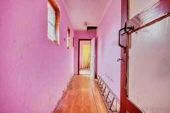 We offer for sale a family house with garden located in a