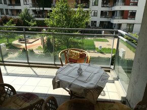 Wyposażone, do zamieszkania dwupokojowe, oddzielna kuchnia.P