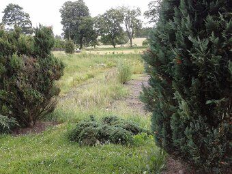 Położona przy drodze wojewódzkiej nr:226. Ogrodzona siatką z