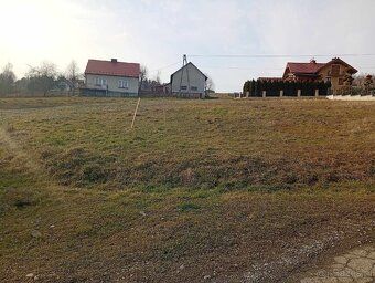 Przedmiotem oferty jest działka, w całości budowlana, o powi