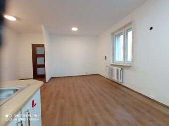 Mieszkanie 42.10m2 znajduje przy ulicy Wiolinowej 8 obok sta