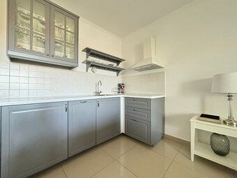 LaHoREAL.eu oferuje na sprzedaż umeblowane, trzypokojowe mie