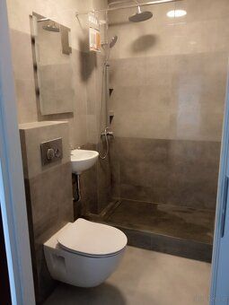 Bezpośrednio jest do wynajęcia dwa pokoje (42 m2). Mieszkani